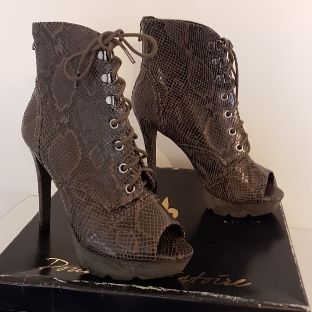 Pour La Victoire Peep-Toe Lace Ankle Booties 7.5